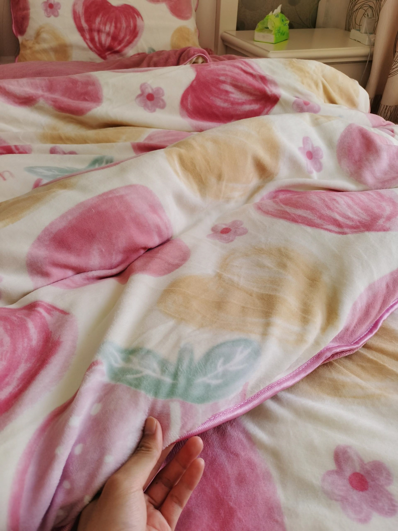 91家纺网 家纺一手货源 找家纺 金鑫汇 2022新款牛奶绒四件套系列 粉波波