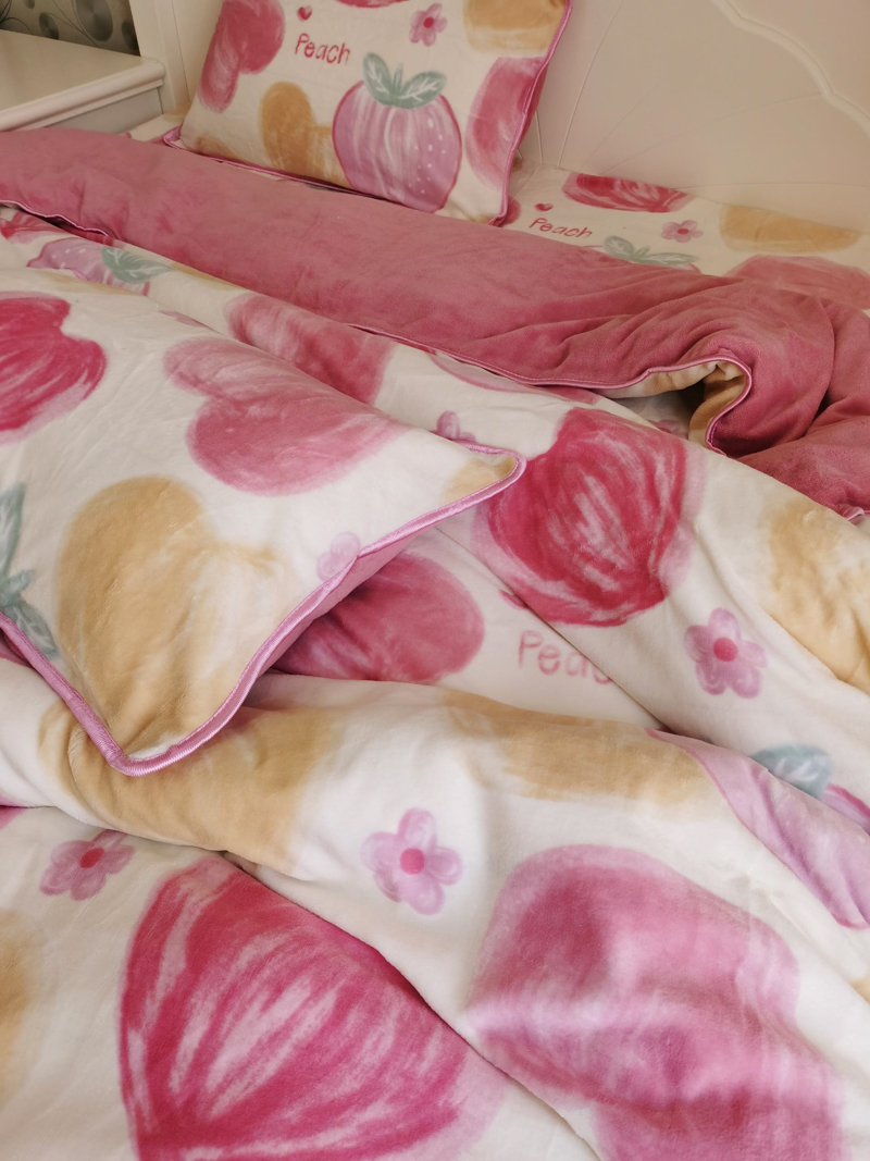 91家纺网 家纺一手货源 找家纺 金鑫汇 2022新款牛奶绒四件套系列 粉波波