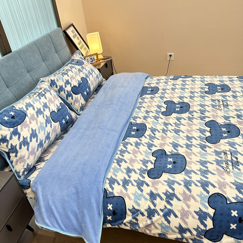 91家纺网 家纺一手货源 找家纺 金鑫汇 2022新款牛奶绒四件套系列 绅士熊-兰