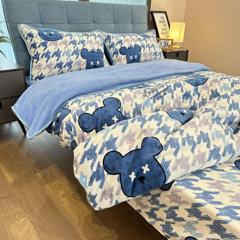 91家纺网 家纺一手货源 找家纺 金鑫汇 2022新款牛奶绒四件套系列 绅士熊-兰