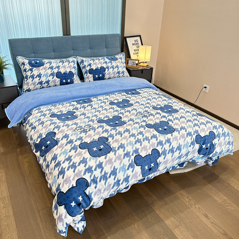 91家纺网 家纺一手货源 找家纺 金鑫汇 2022新款牛奶绒四件套系列 绅士熊-兰