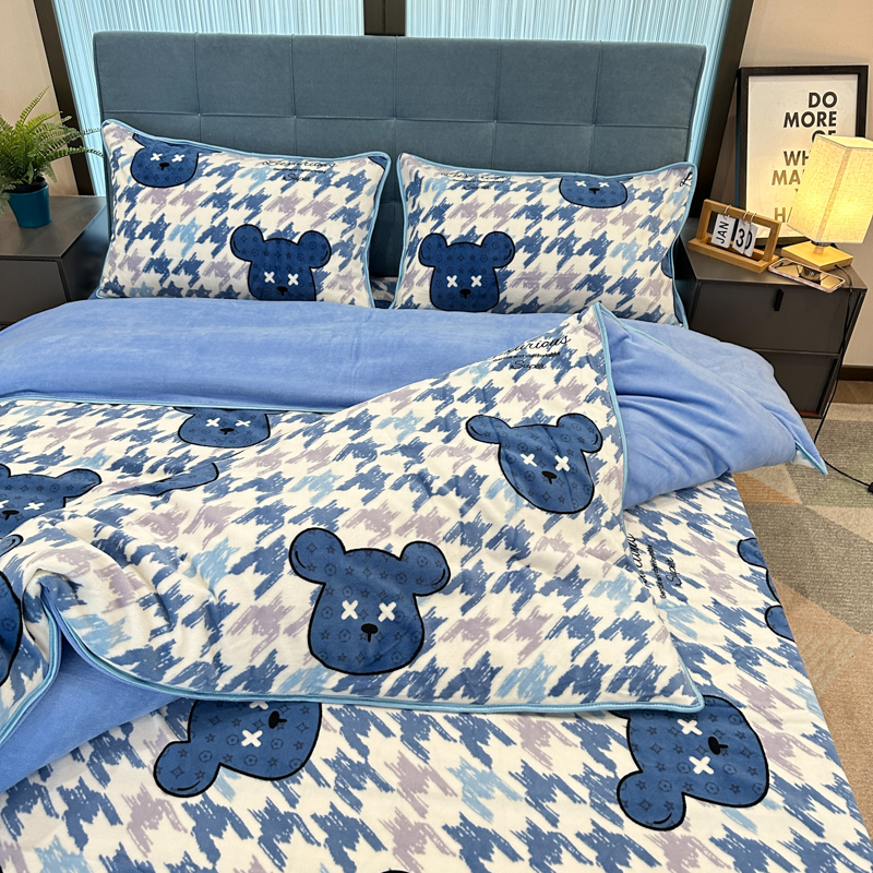 91家纺网 家纺一手货源 找家纺 金鑫汇 2022新款牛奶绒四件套系列 绅士熊-兰