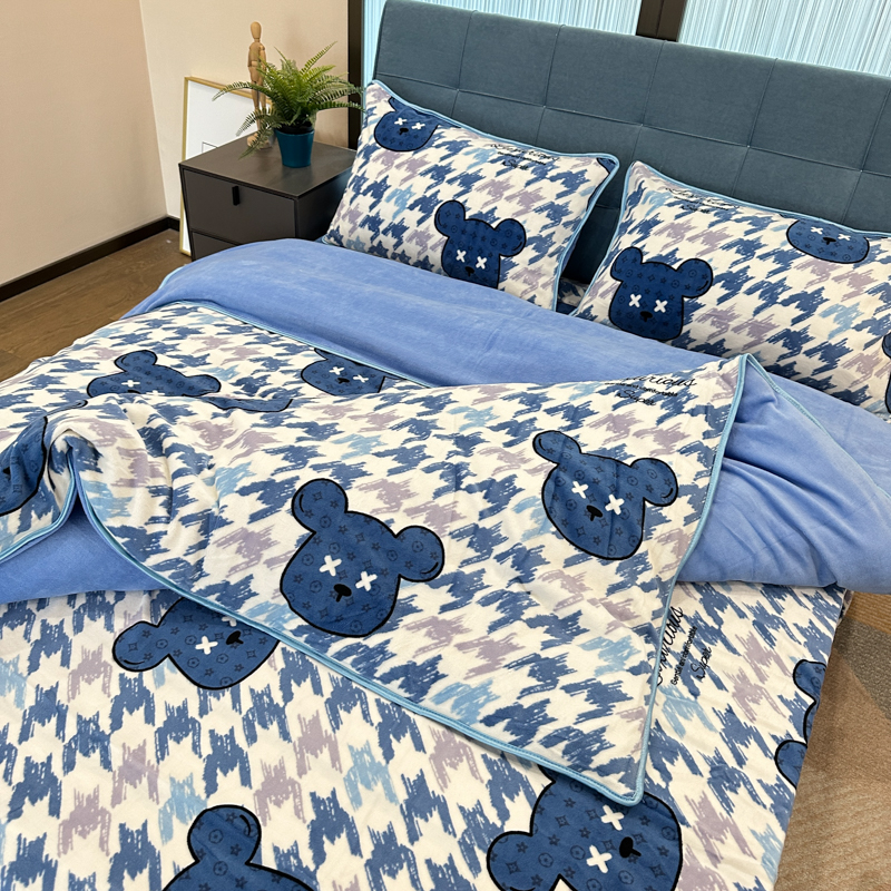 91家纺网 家纺一手货源 找家纺 金鑫汇 2022新款牛奶绒四件套系列 绅士熊-兰