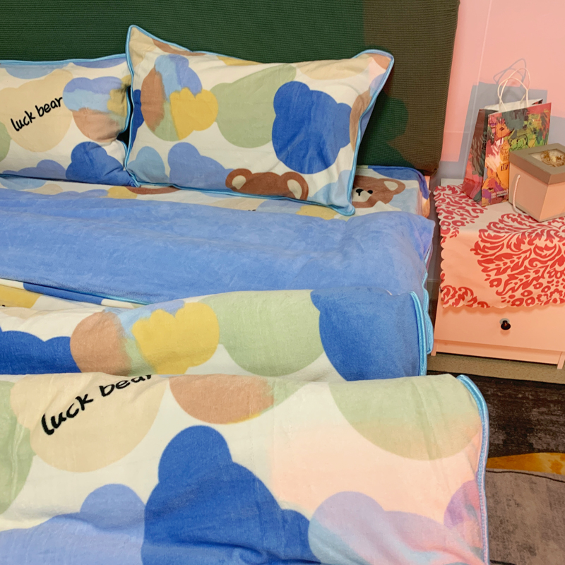 91家纺网 家纺一手货源 找家纺 金鑫汇 2022新款牛奶绒四件套系列 开心熊-米白