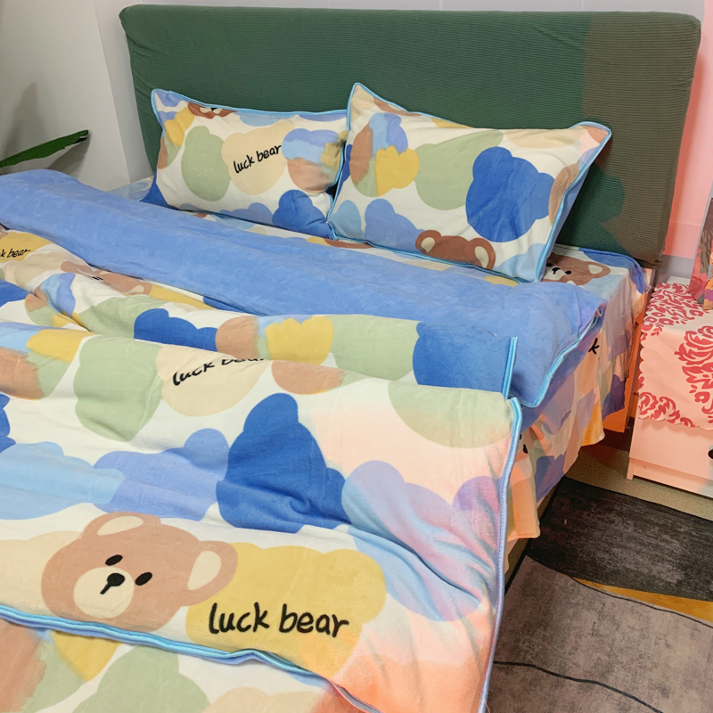 91家纺网 家纺一手货源 找家纺 金鑫汇 2022新款牛奶绒四件套系列 开心熊-米白