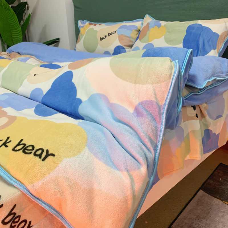 91家纺网 家纺一手货源 找家纺 金鑫汇 2022新款牛奶绒四件套系列 开心熊-米白