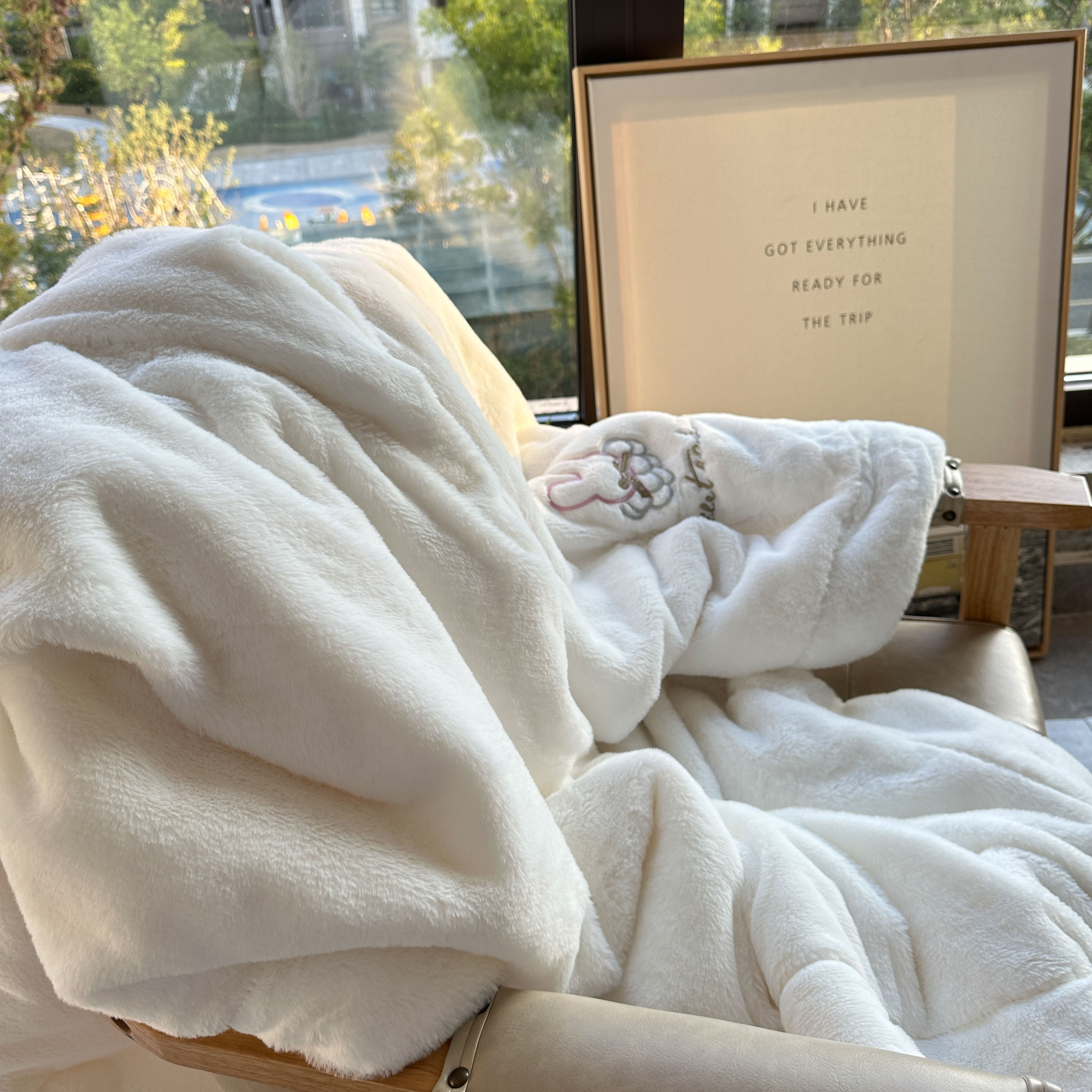 91家纺网 家纺一手货源 找家纺 潮邦2025新款仿兔毛羊羔绒毛球毯含买家秀 绣花款白