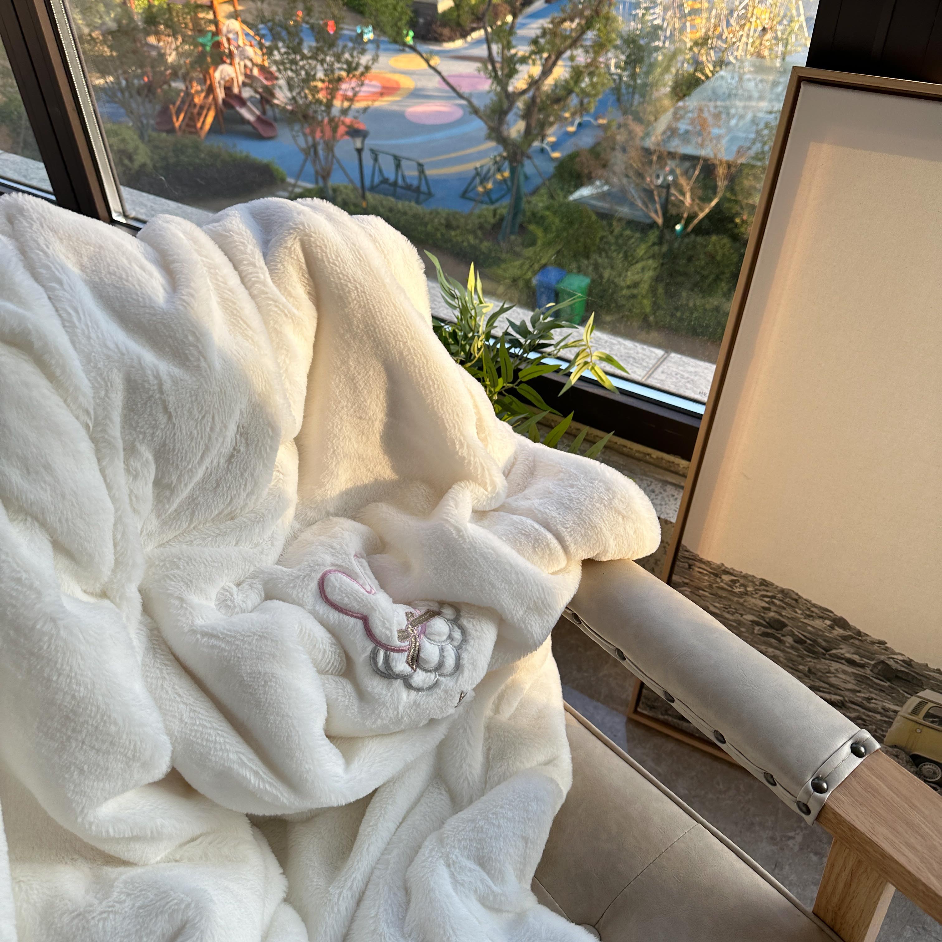 91家纺网 家纺一手货源 找家纺 潮邦2025新款仿兔毛羊羔绒毛球毯含买家秀 绣花款白