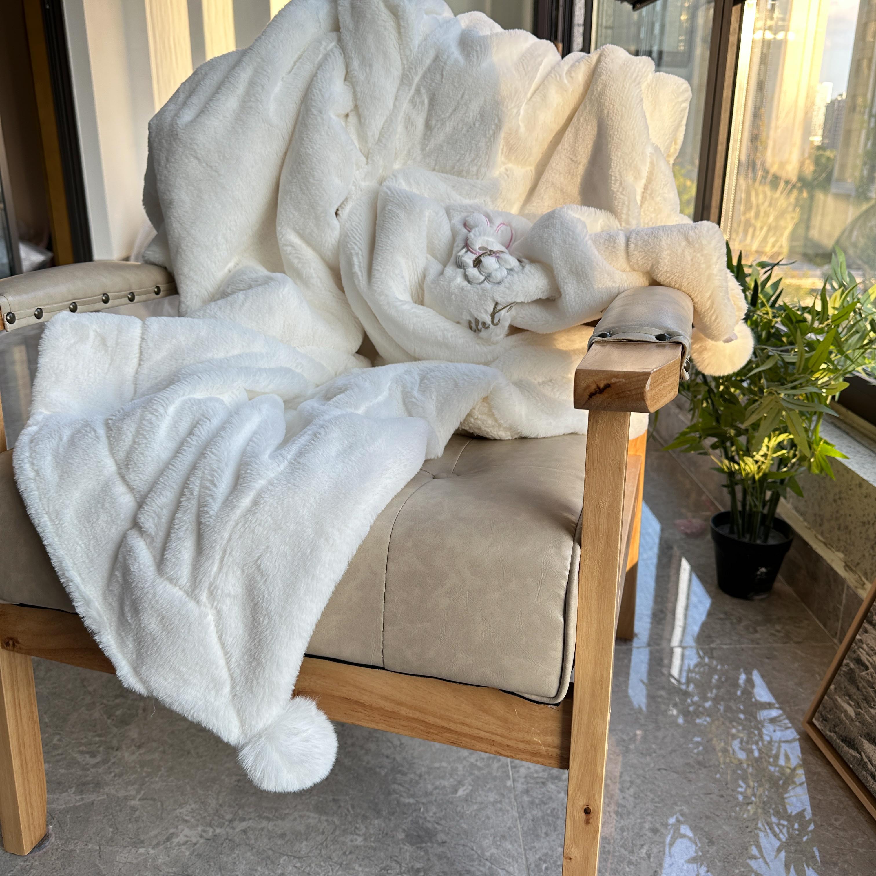 91家纺网 家纺一手货源 找家纺 潮邦2025新款仿兔毛羊羔绒毛球毯含买家秀 绣花款白