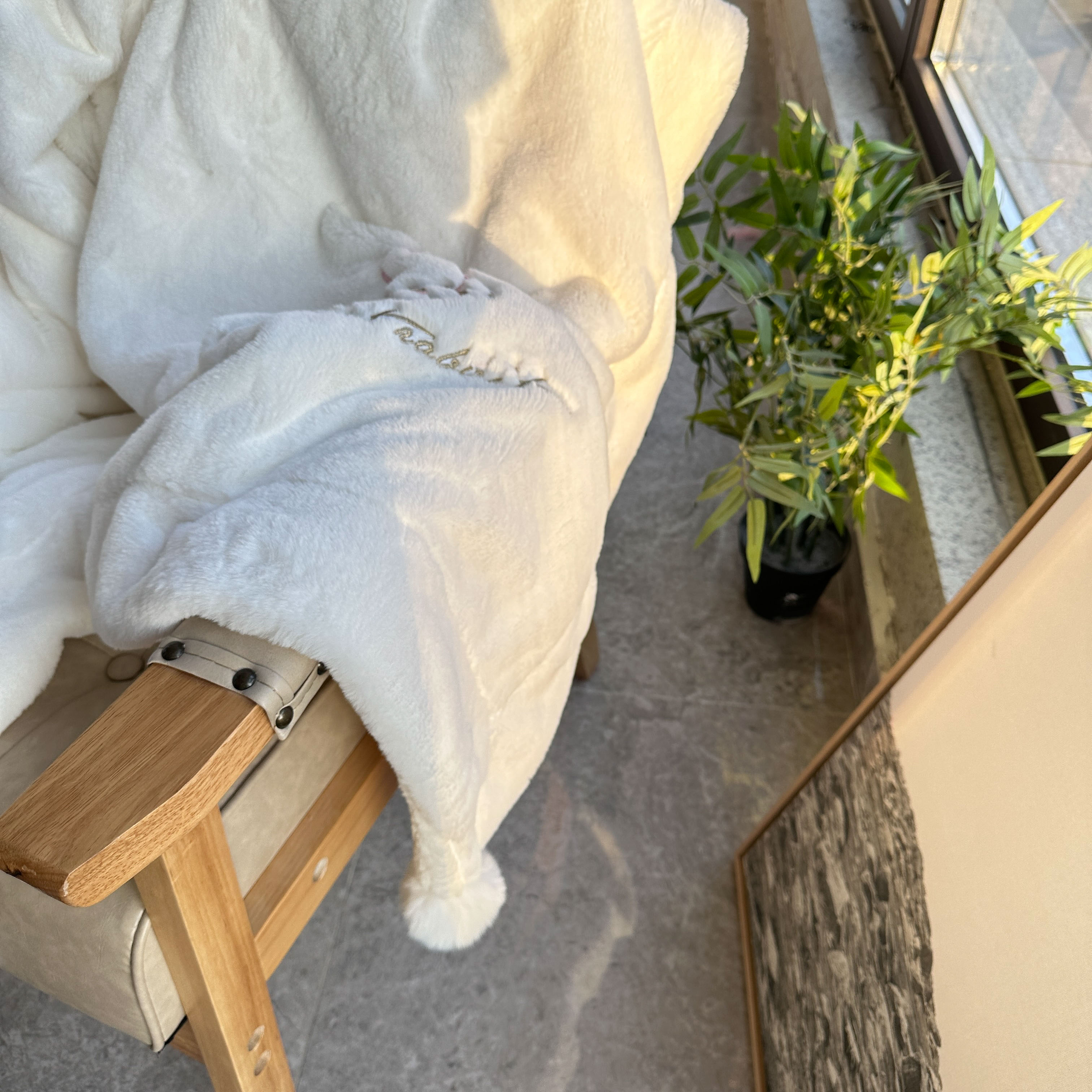 91家纺网 家纺一手货源 找家纺 潮邦2025新款仿兔毛羊羔绒毛球毯含买家秀 绣花款白