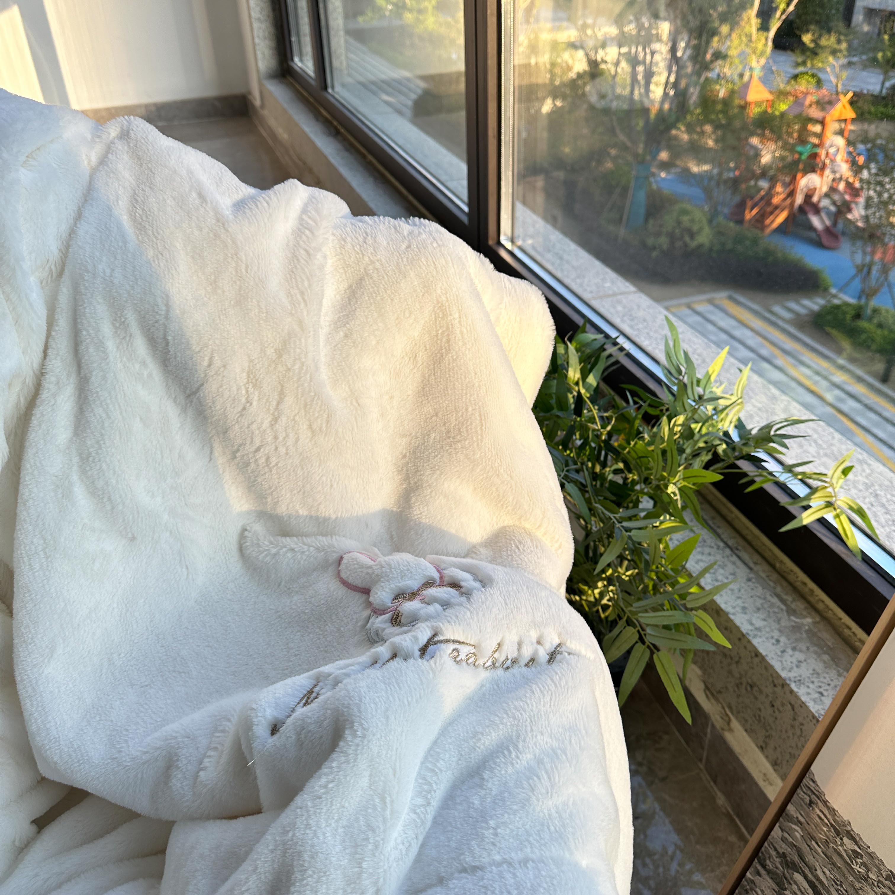 91家纺网 家纺一手货源 找家纺 潮邦2025新款仿兔毛羊羔绒毛球毯含买家秀 绣花款白