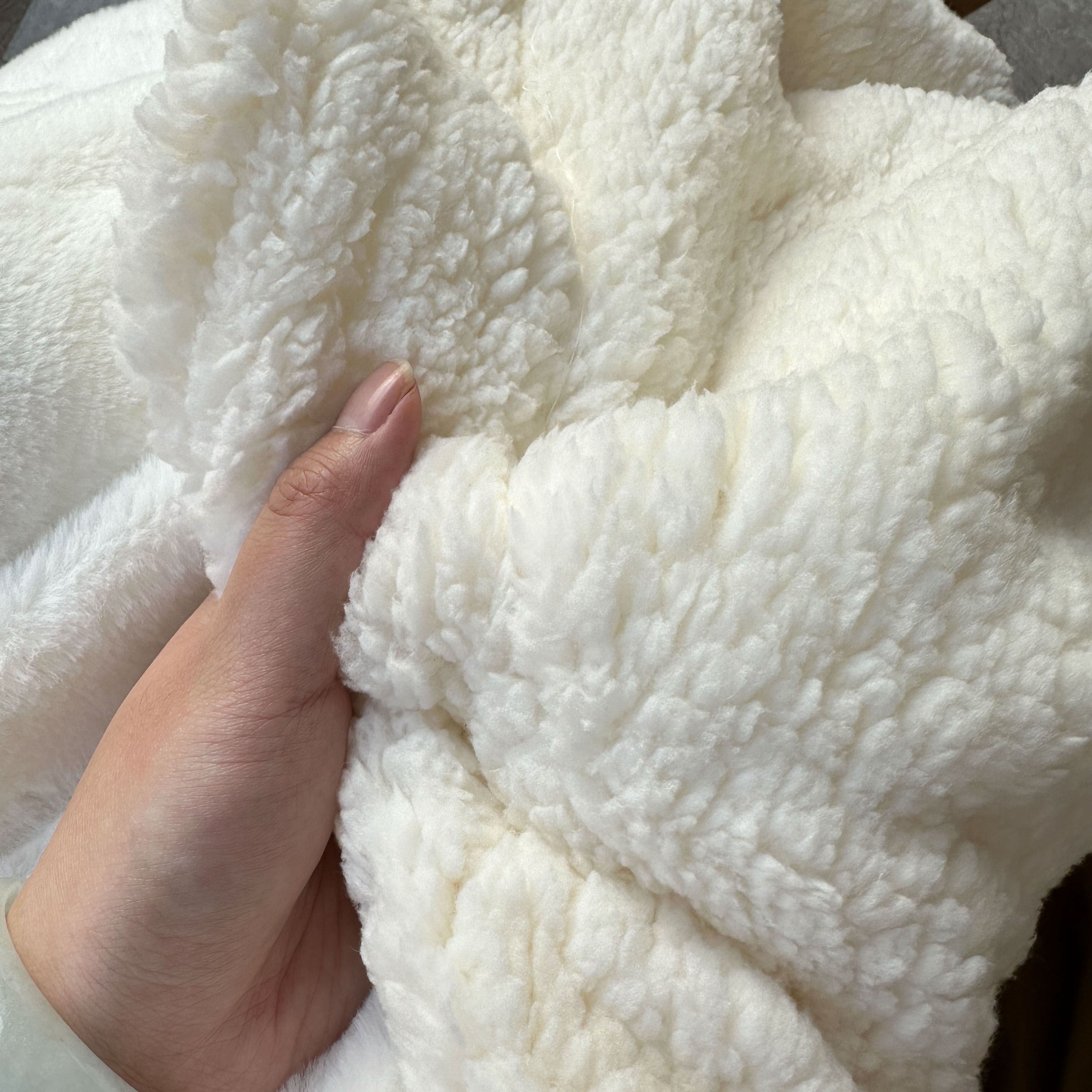 91家纺网 家纺一手货源 找家纺 潮邦2025新款仿兔毛羊羔绒毛球毯含买家秀 绣花款白