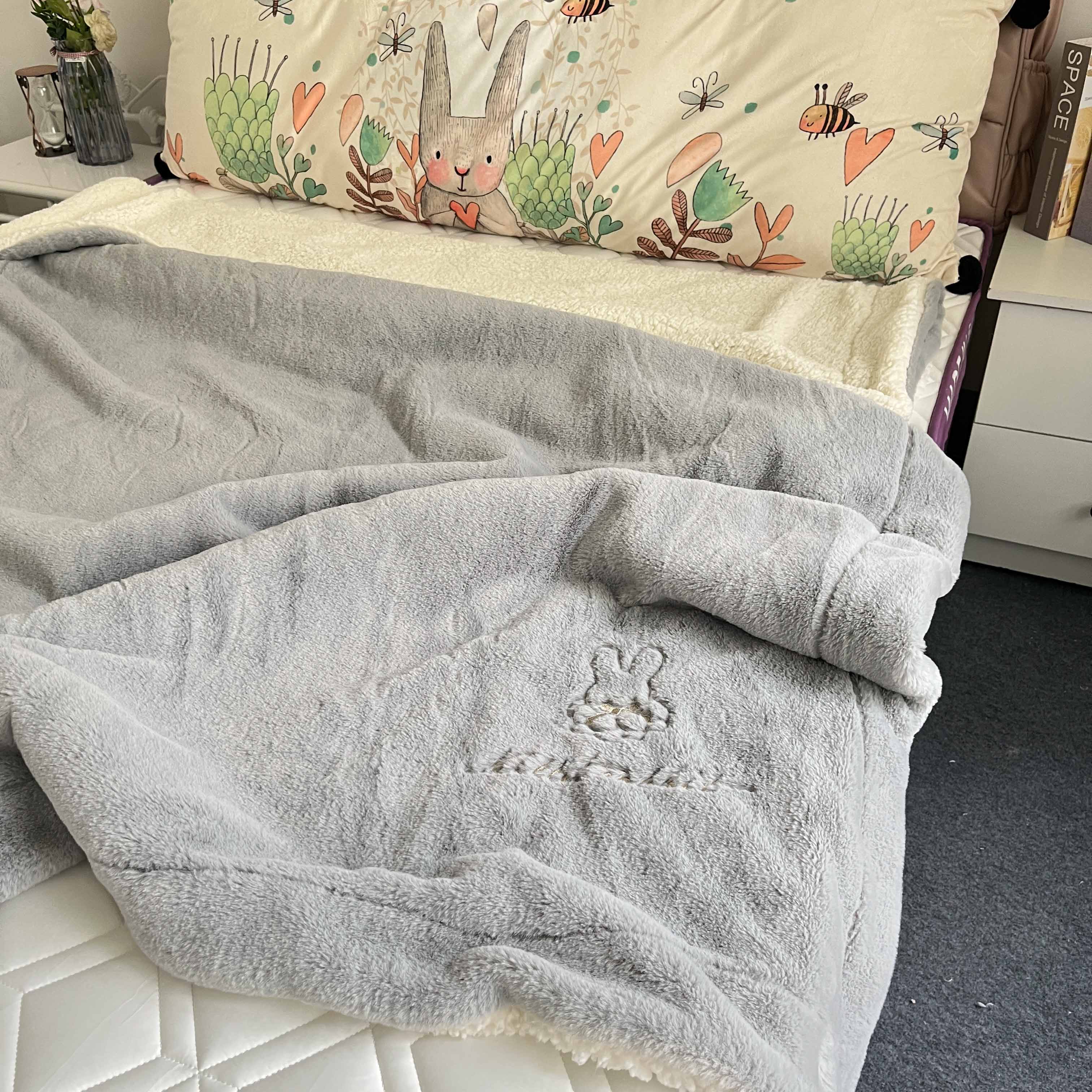 91家纺网 家纺一手货源 找家纺 潮邦2025新款仿兔毛羊羔绒毛球毯含买家秀 绣花款灰