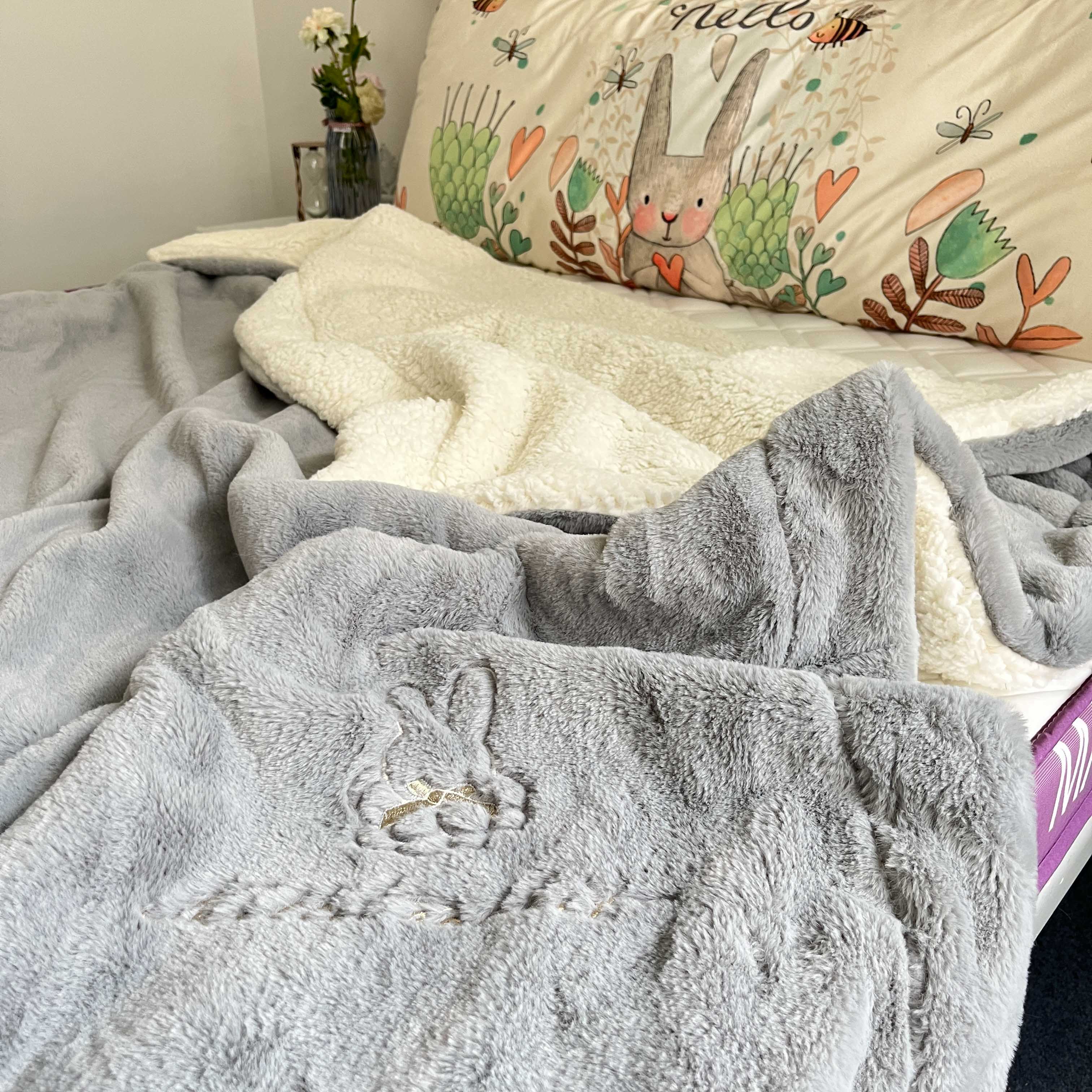 91家纺网 家纺一手货源 找家纺 潮邦2025新款仿兔毛羊羔绒毛球毯含买家秀 绣花款灰