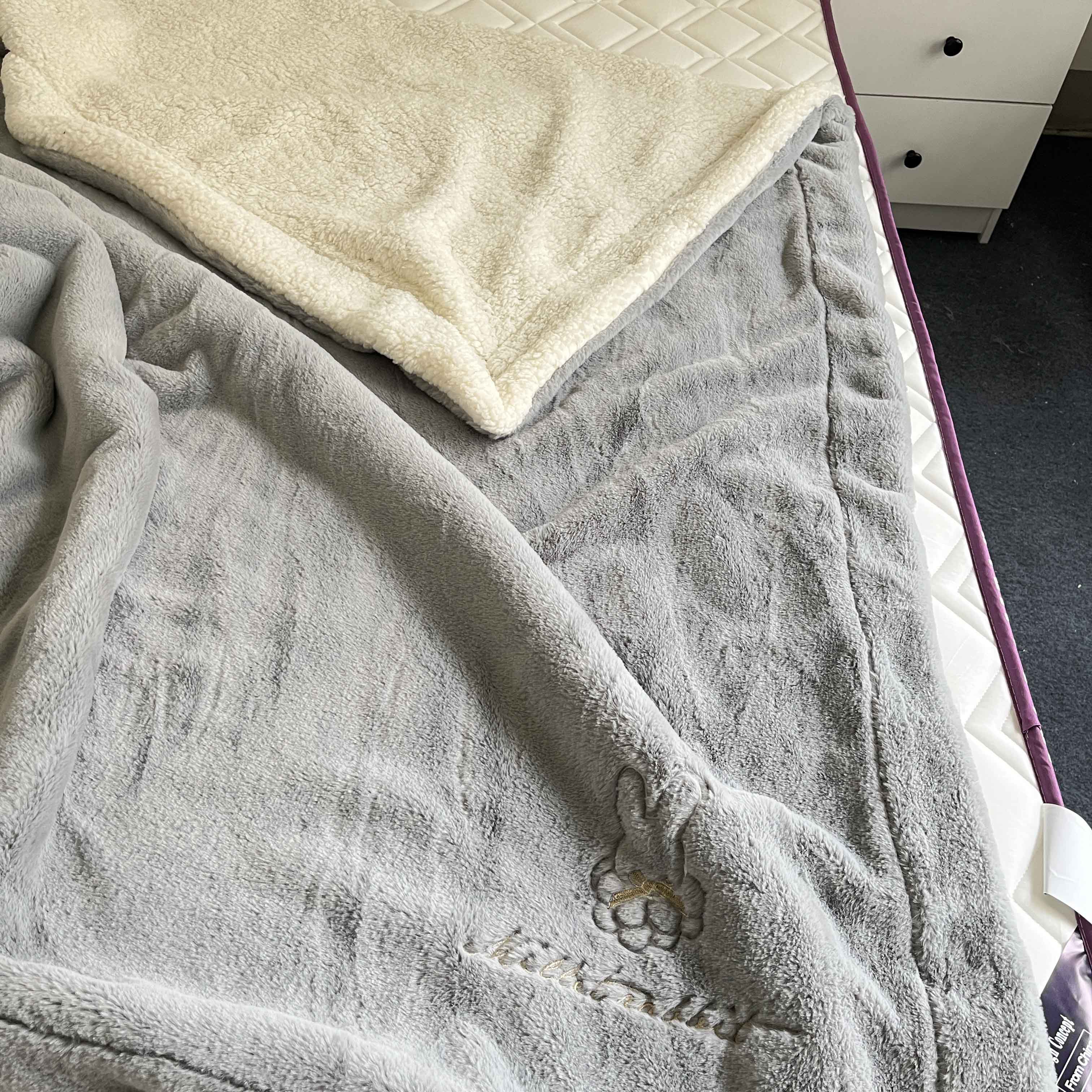 91家纺网 家纺一手货源 找家纺 潮邦2025新款仿兔毛羊羔绒毛球毯含买家秀 绣花款灰