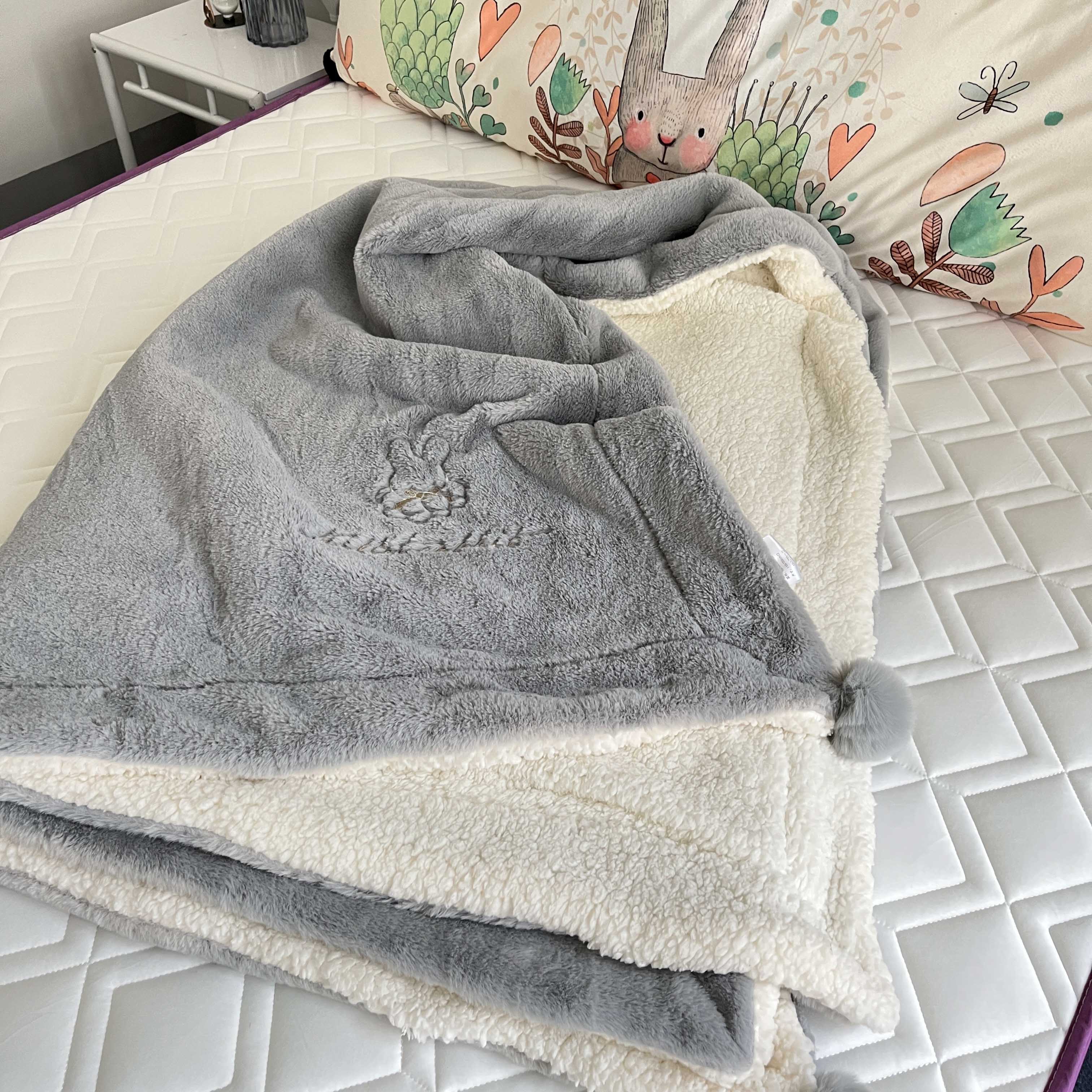 91家纺网 家纺一手货源 找家纺 潮邦2025新款仿兔毛羊羔绒毛球毯含买家秀 绣花款灰