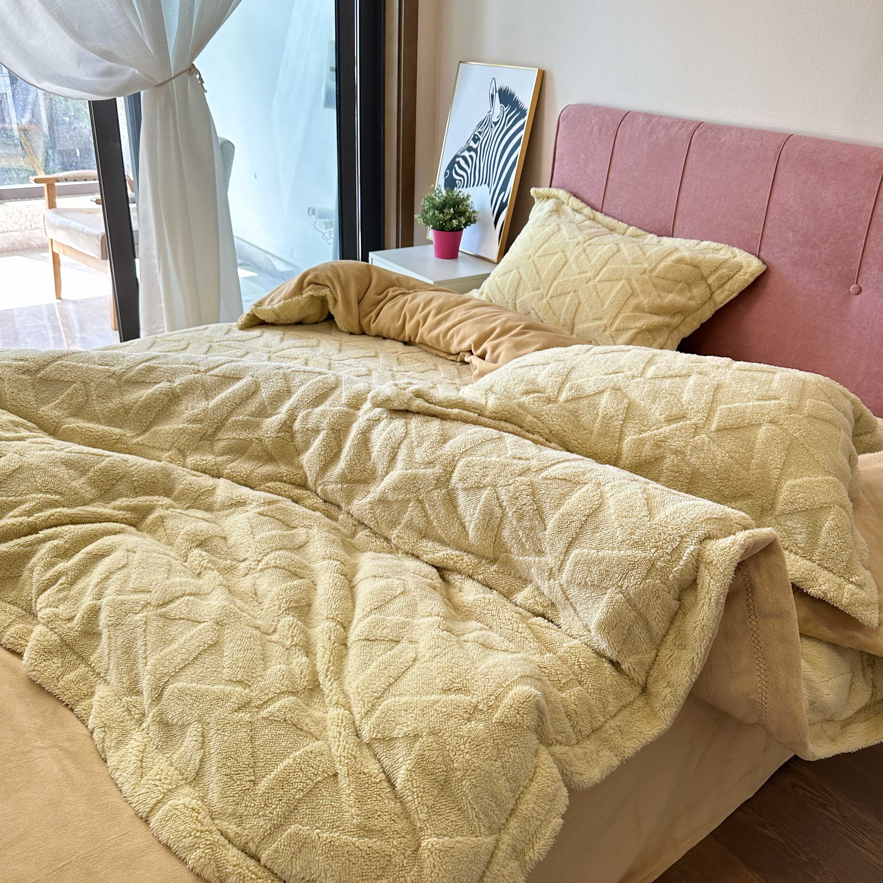 91家纺网 家纺一手货源 找家纺 呗旺鹿2022新A类高克重ykk拉链提花牛奶绒四件套直播格调