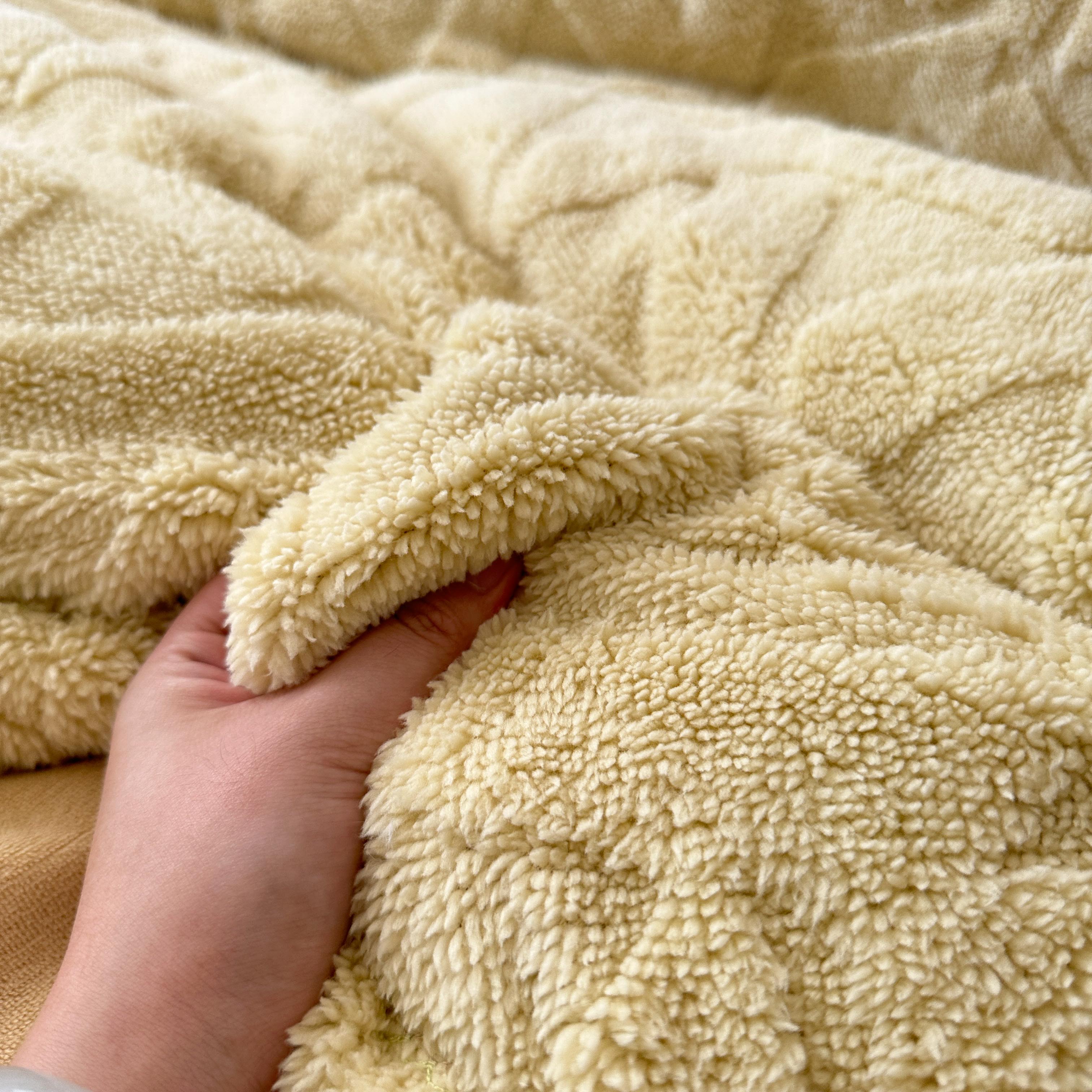 91家纺网 家纺一手货源 找家纺 呗旺鹿2022新A类高克重ykk拉链提花牛奶绒四件套直播格调