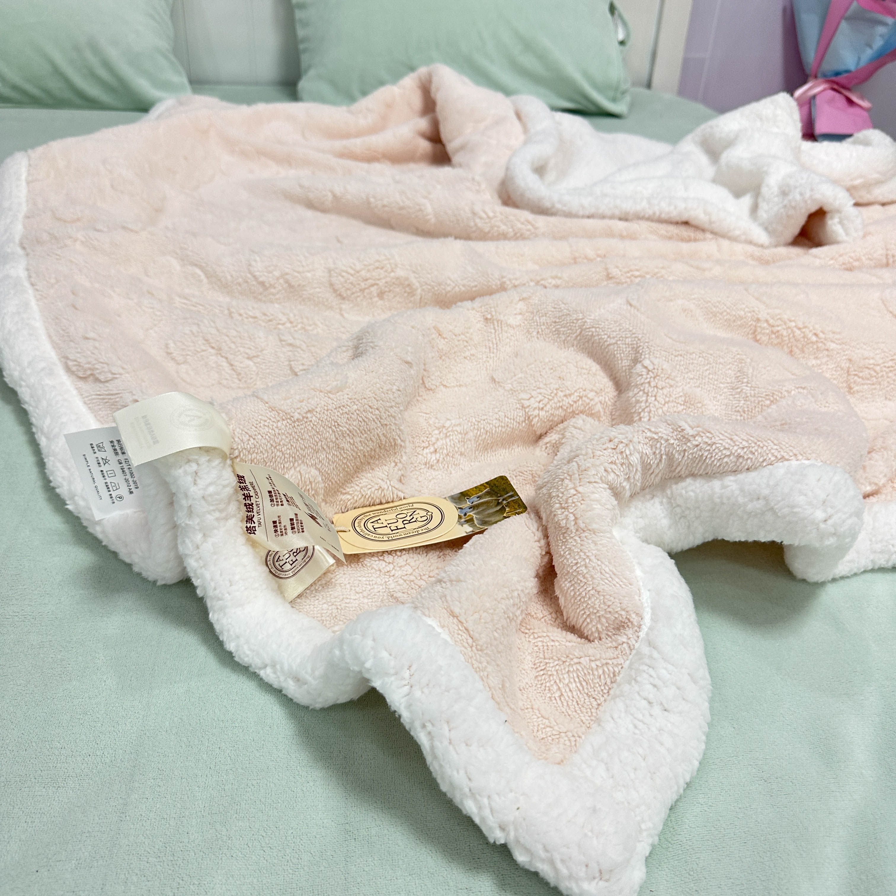 91家纺网 家纺一手货源 找家纺 呗旺鹿2022新A类双面塔芙绒羊羔绒毛毯盖毯子 浅浅花漾-粉