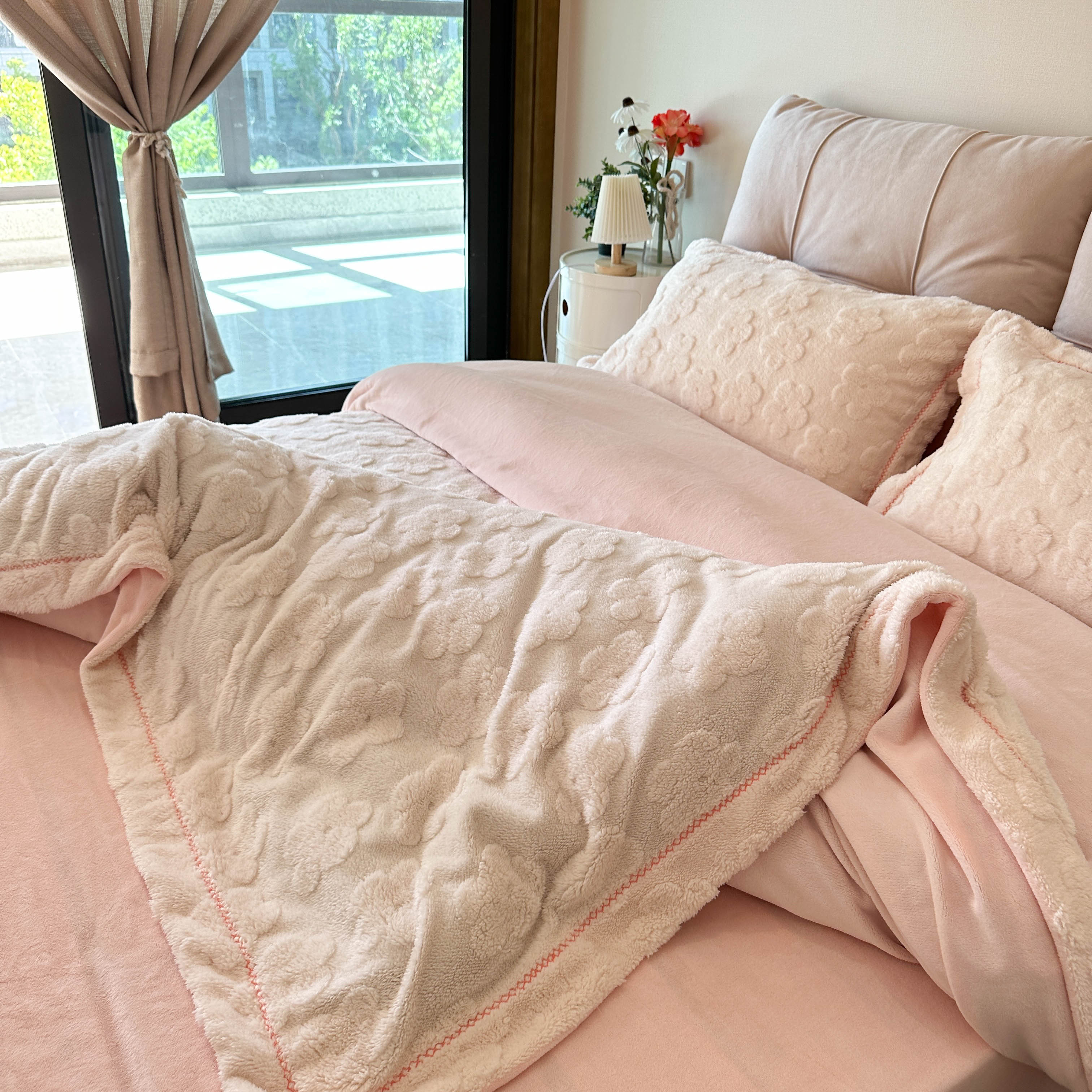 91家纺网 家纺一手货源 找家纺 新A类高克重ykk拉链提花牛奶绒四件套直播浅浅花漾（粉）