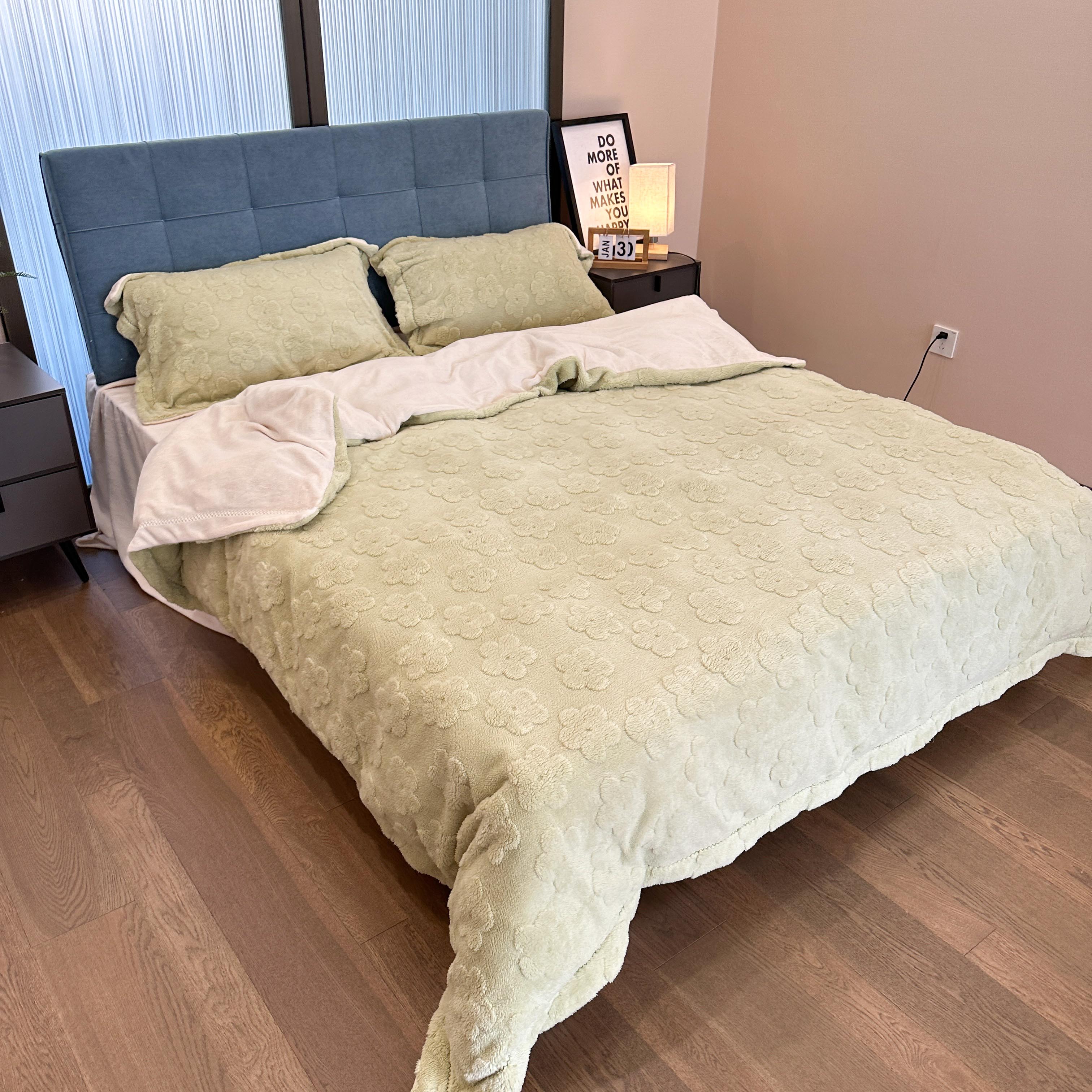 91家纺网 家纺一手货源 找家纺 新A类高克重ykk拉链提花牛奶绒四件套直播 浅浅花漾（绿）