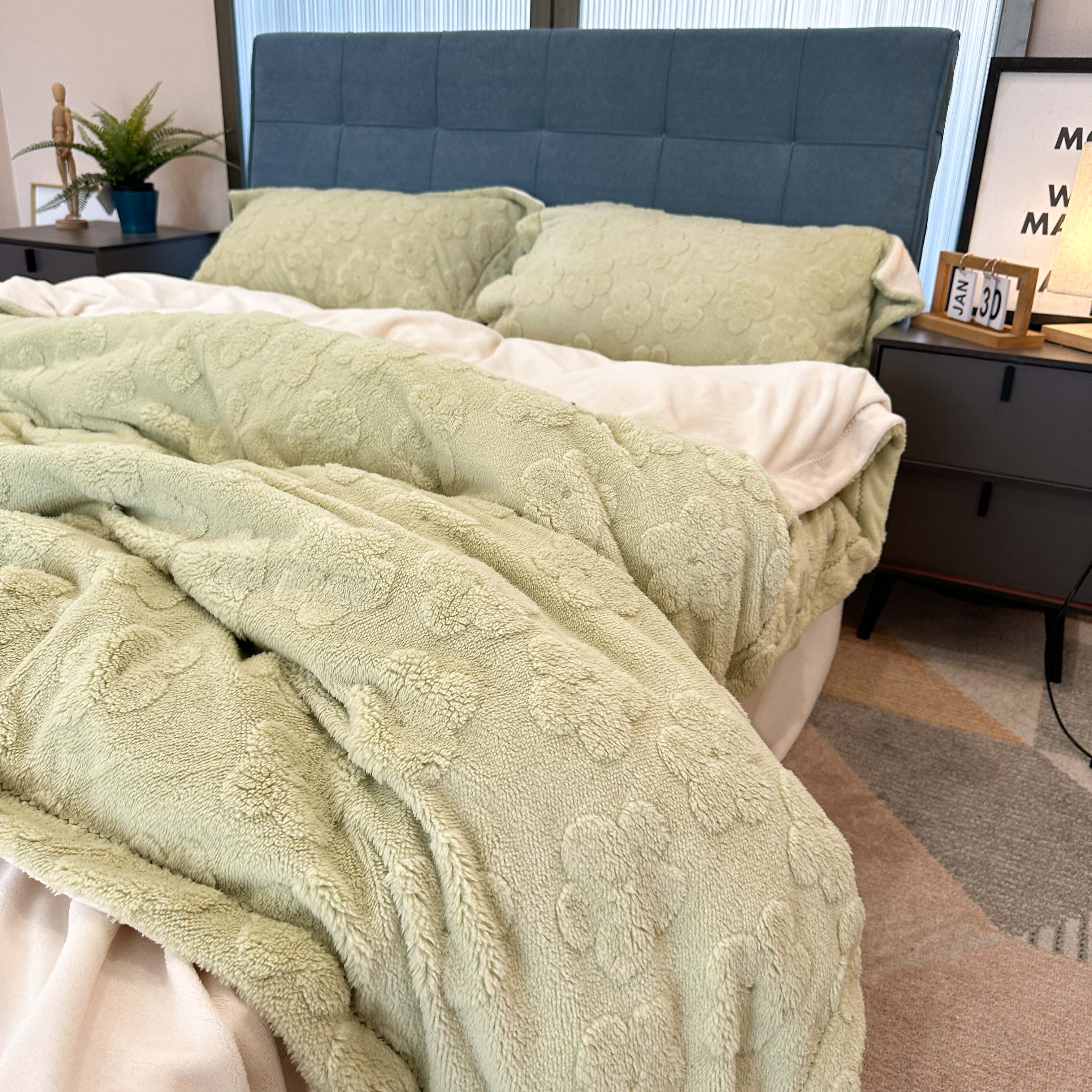 91家纺网 家纺一手货源 找家纺 新A类高克重ykk拉链提花牛奶绒四件套直播 浅浅花漾（绿）