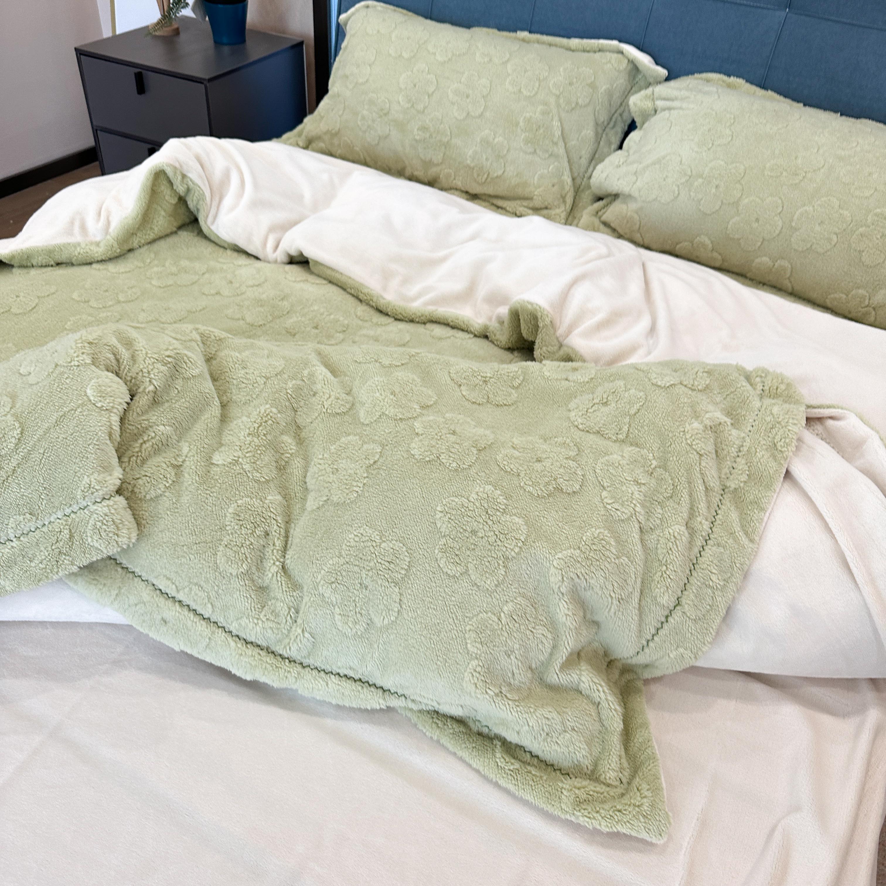 91家纺网 家纺一手货源 找家纺 新A类高克重ykk拉链提花牛奶绒四件套直播 浅浅花漾（绿）