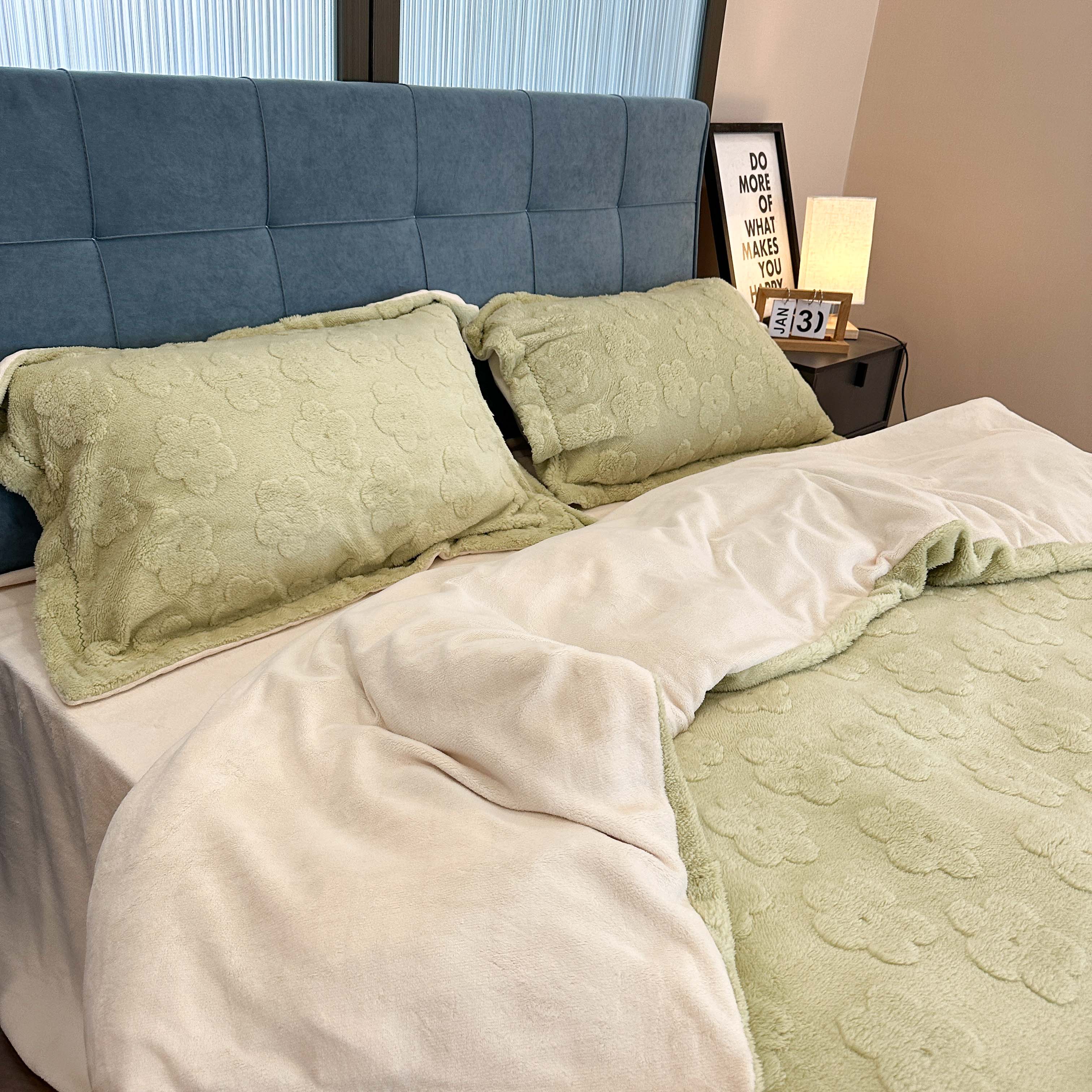 91家纺网 家纺一手货源 找家纺 新A类高克重ykk拉链提花牛奶绒四件套直播 浅浅花漾（绿）