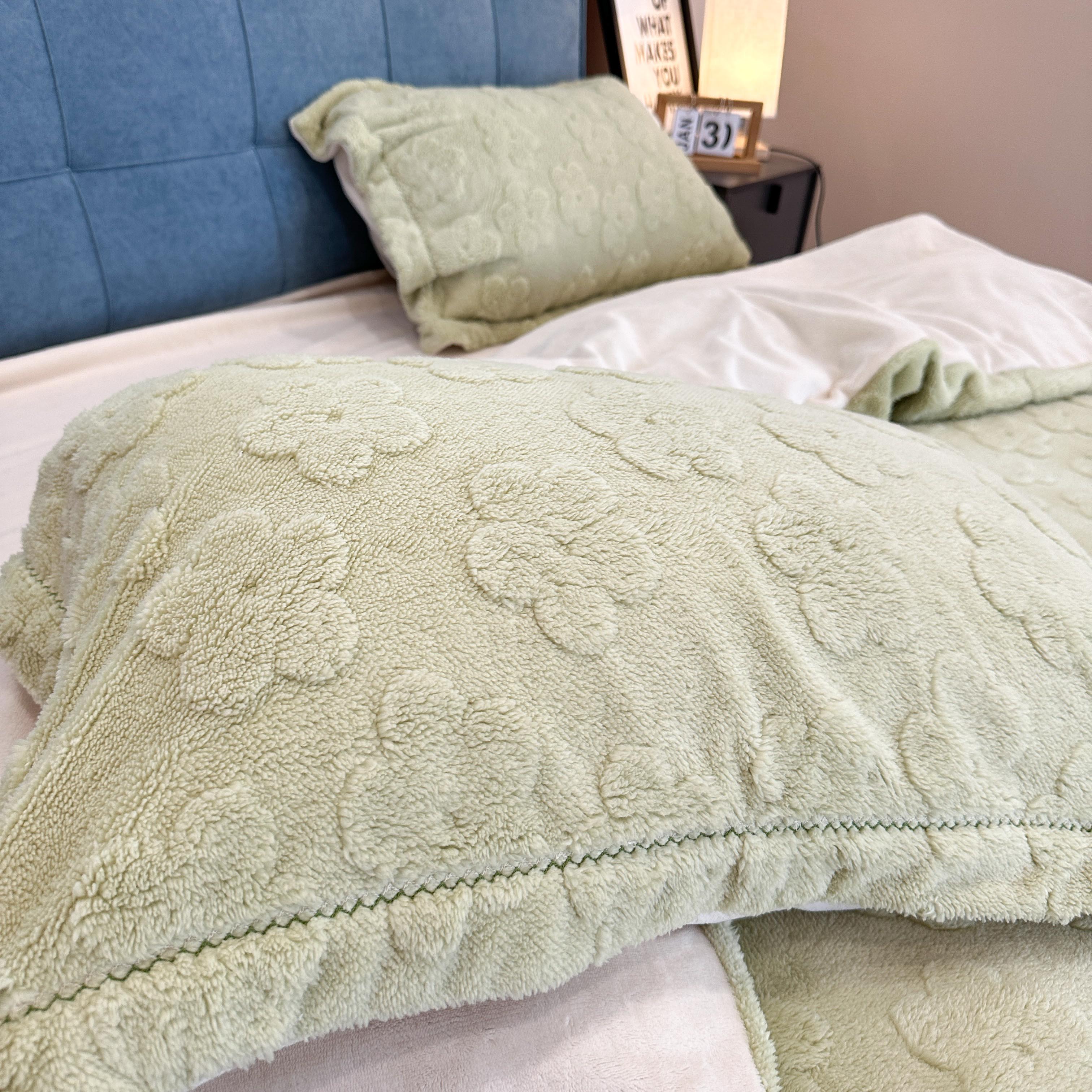 91家纺网 家纺一手货源 找家纺 新A类高克重ykk拉链提花牛奶绒四件套直播 浅浅花漾（绿）