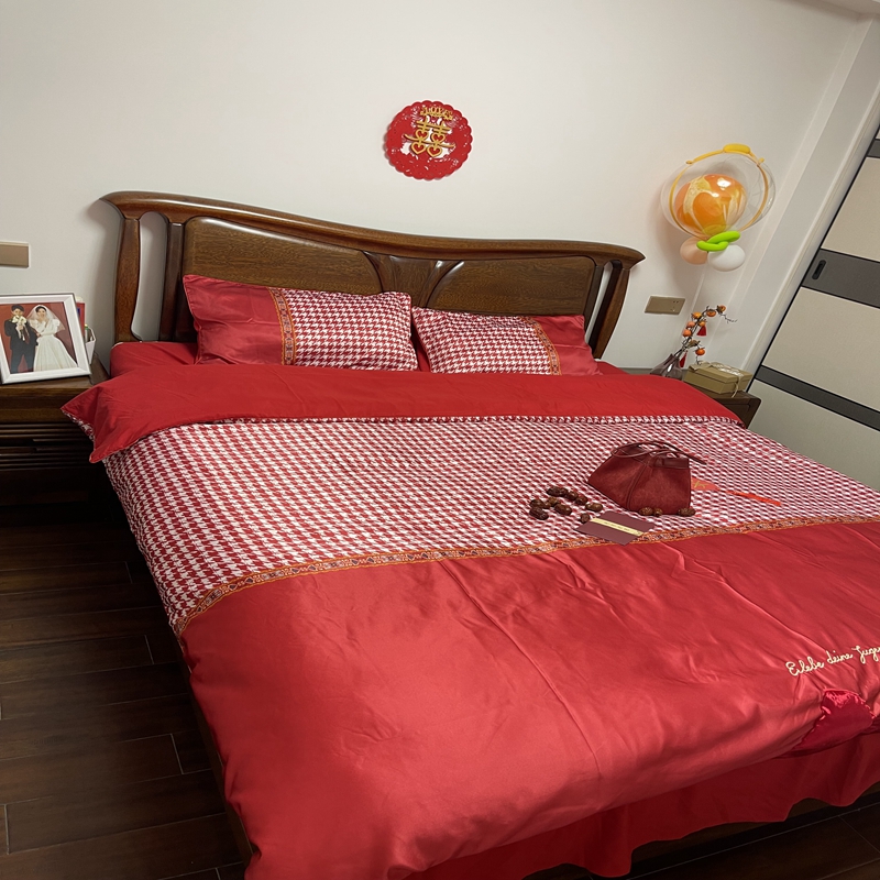 91家纺网 家纺一手货源 找家纺 用心2022新款高端数码印花刺绣款婚庆四件套系列2 千鸟格红