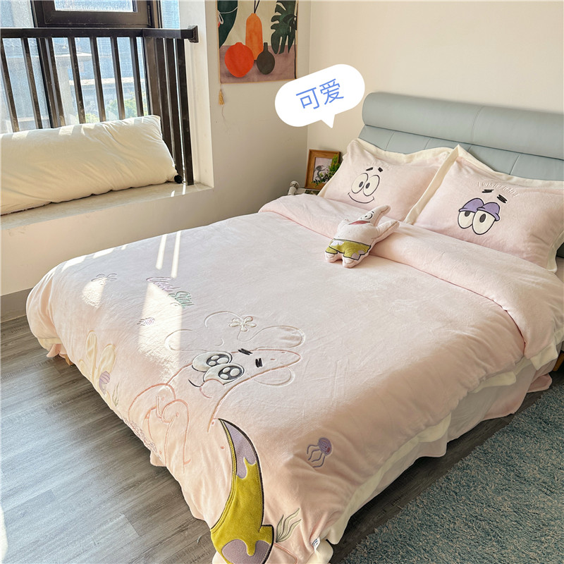 91家纺网 家纺一手货源 找家纺 柠馨 2022新款230g牛奶绒贴布绣花可爱卡通四件套派大星