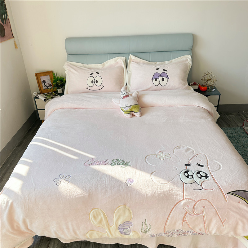 91家纺网 家纺一手货源 找家纺 柠馨 2022新款230g牛奶绒贴布绣花可爱卡通四件套派大星