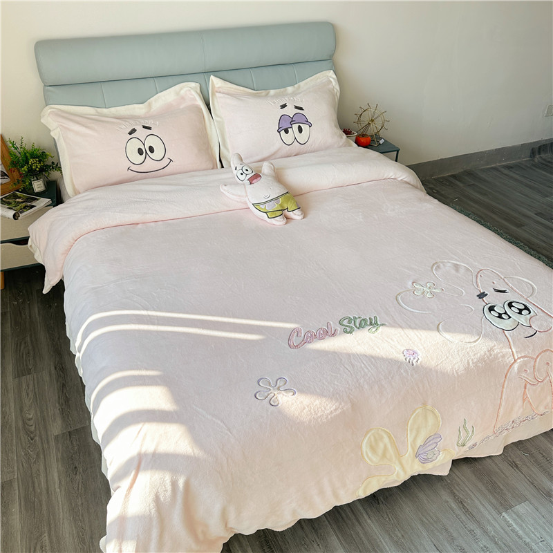 91家纺网 家纺一手货源 找家纺 柠馨 2022新款230g牛奶绒贴布绣花可爱卡通四件套派大星