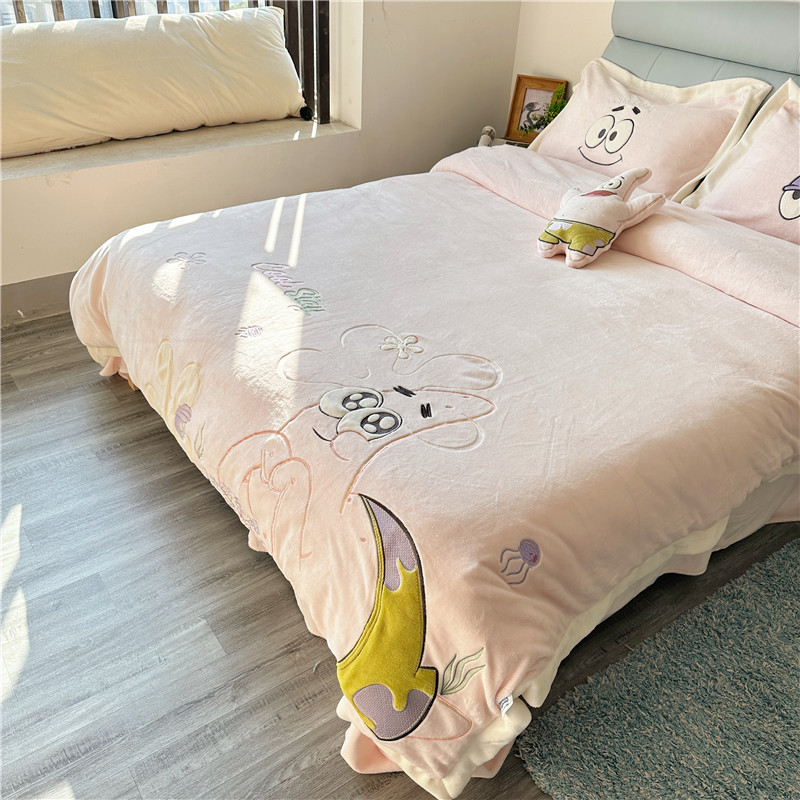 91家纺网 家纺一手货源 找家纺 柠馨 2022新款230g牛奶绒贴布绣花可爱卡通四件套派大星