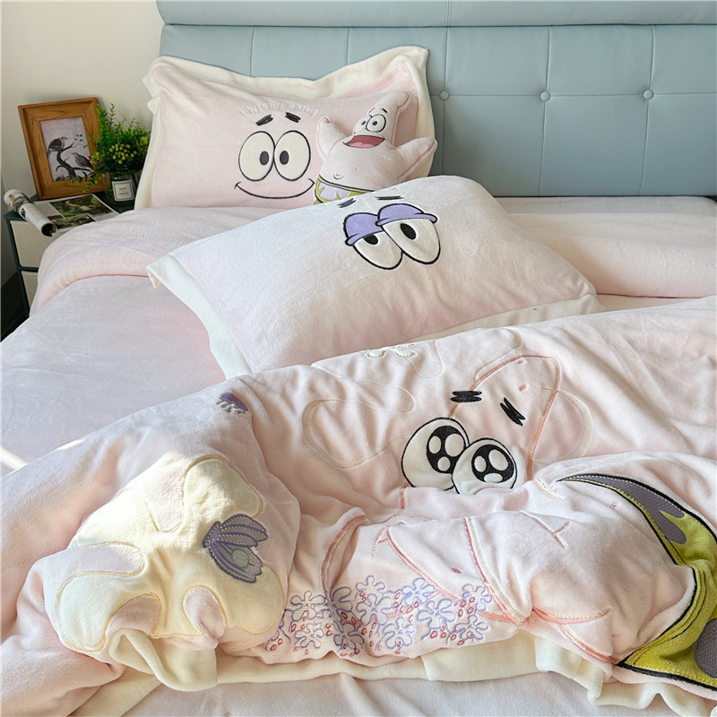 91家纺网 家纺一手货源 找家纺 柠馨 2022新款230g牛奶绒贴布绣花可爱卡通四件套派大星