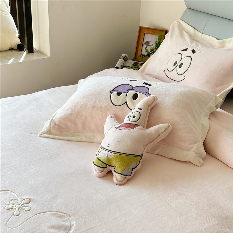 91家纺网 家纺一手货源 找家纺 柠馨 2022新款230g牛奶绒贴布绣花可爱卡通四件套派大星