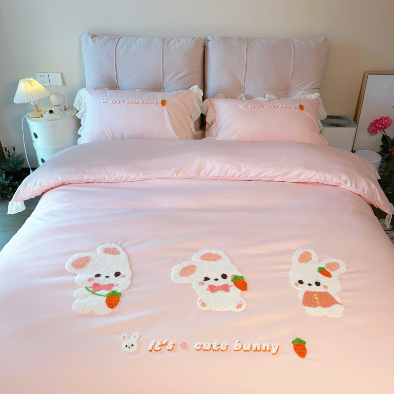 91家纺网 家纺一手货源 找家纺 我心 2023新款毛巾绣四件套-萌兔系列 三只萌兔-粉