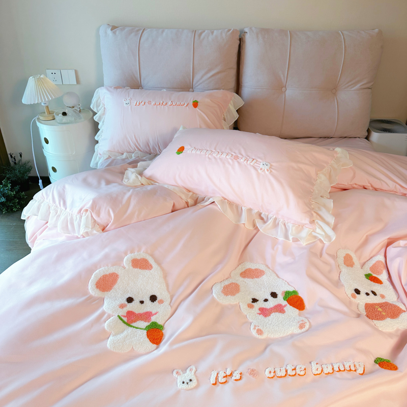 91家纺网 家纺一手货源 找家纺 我心 2023新款毛巾绣四件套-萌兔系列 三只萌兔-粉