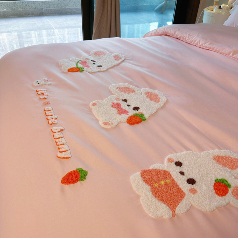 91家纺网 家纺一手货源 找家纺 我心 2023新款毛巾绣四件套-萌兔系列 三只萌兔-粉