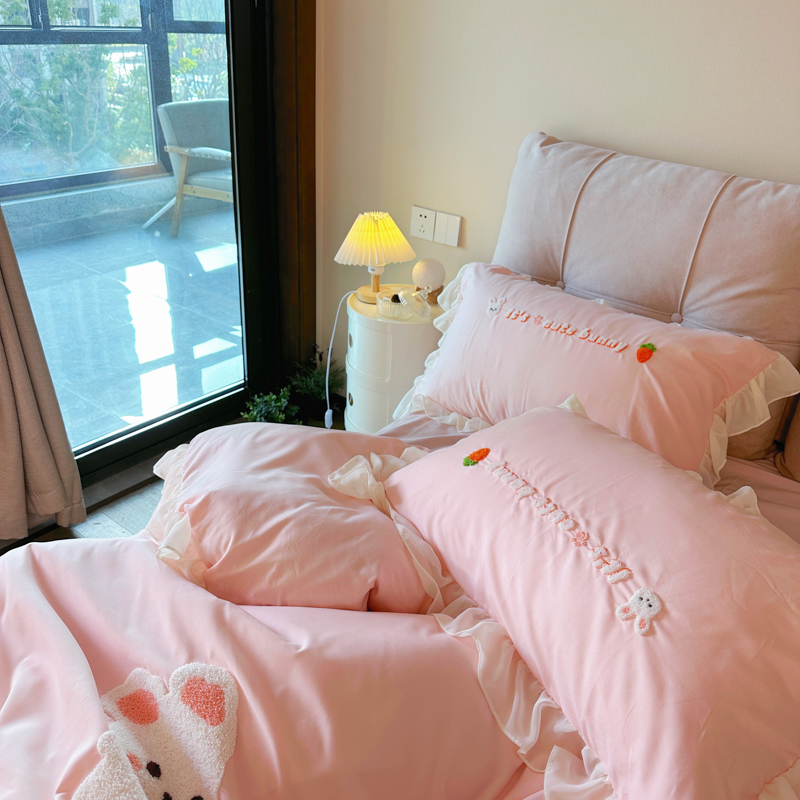 91家纺网 家纺一手货源 找家纺 我心 2023新款毛巾绣四件套-萌兔系列 三只萌兔-粉