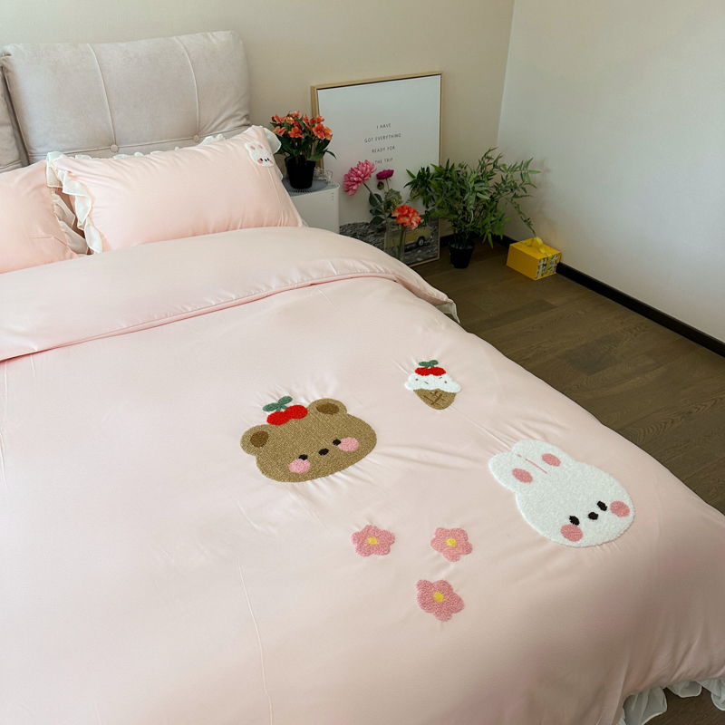 91家纺网 家纺一手货源 找家纺 我心 2023新款毛巾绣四件套-萌兔系列 小兔与熊-粉