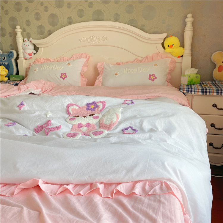 91家纺网 家纺一手货源 找家纺 泉欣直播网红款牛奶绒卡通毛巾绣四件套雪宝宝系列 雪宝宝-白粉