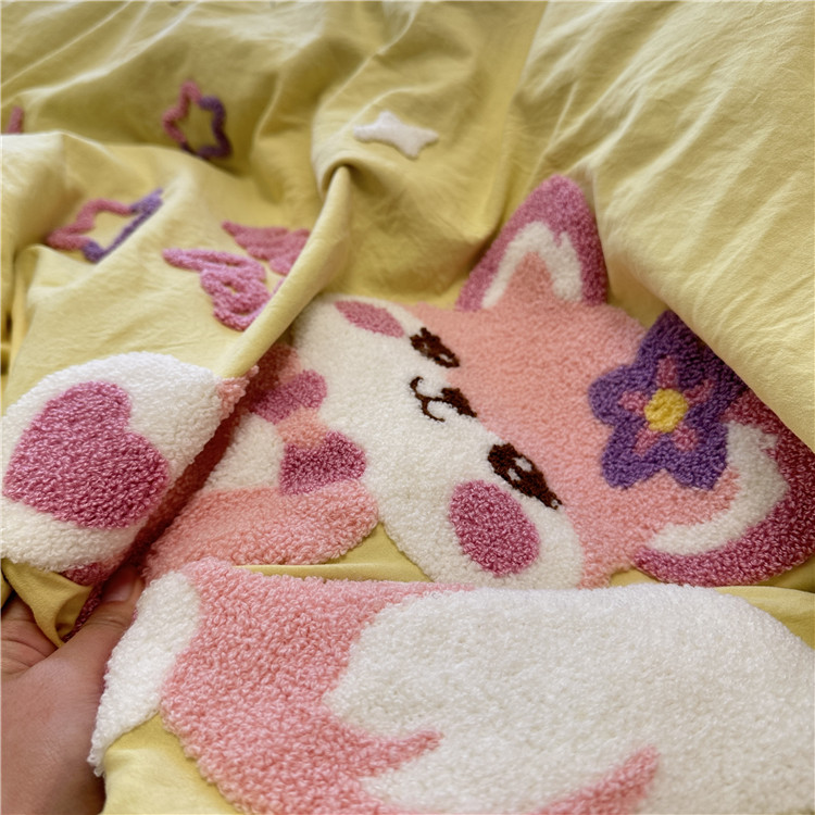 91家纺网 家纺一手货源 找家纺 泉欣家纺23款小精灵系列加厚水洗亲肤棉毛巾绣四件套小精灵浅黄
