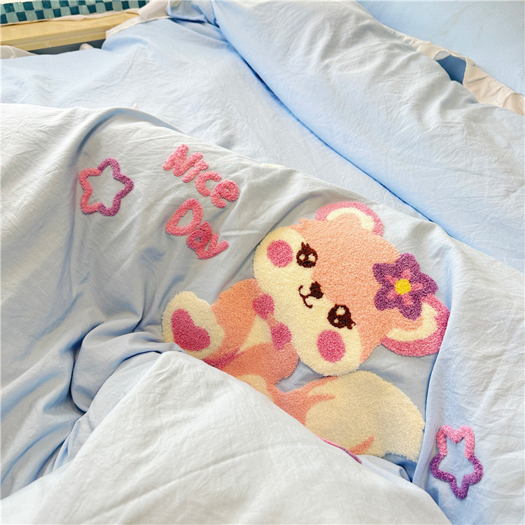 91家纺网 家纺一手货源 找家纺 泉欣家纺2024款小精灵系列加厚水洗亲肤棉毛巾绣四件套小精灵浅蓝