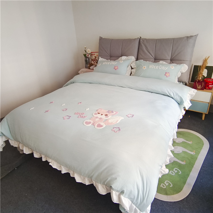 91家纺网 家纺一手货源 找家纺 泉欣家纺2024新款小精灵系列加厚水洗亲肤棉毛巾绣四件套小精灵浅绿