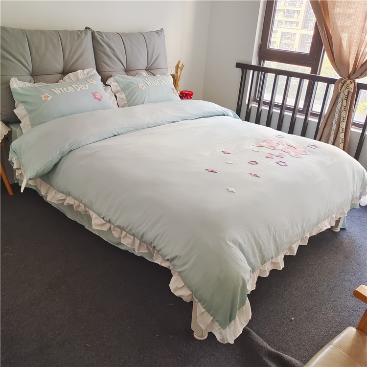 91家纺网 家纺一手货源 找家纺 泉欣家纺2024新款小精灵系列加厚水洗亲肤棉毛巾绣四件套小精灵浅绿