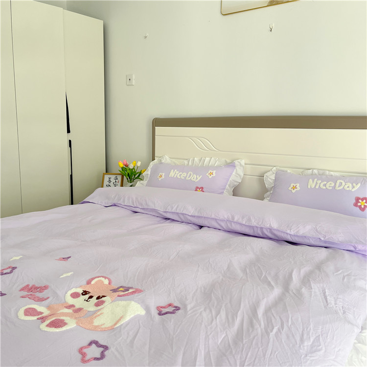 91家纺网 家纺一手货源 找家纺 泉欣家纺2024新款小精灵系列加厚水洗亲肤棉毛巾绣四件套小精灵香芋紫