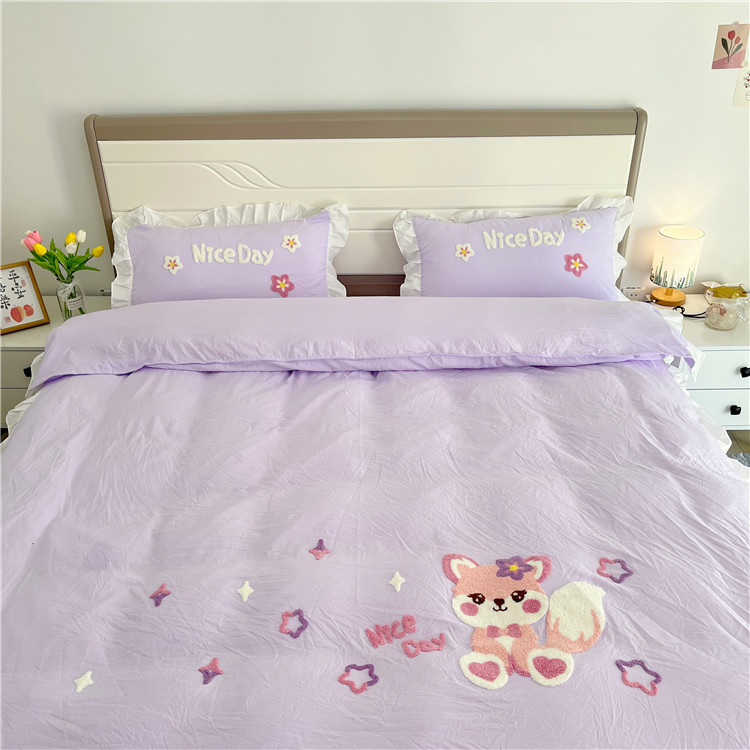 91家纺网 家纺一手货源 找家纺 泉欣家纺2024新款小精灵系列加厚水洗亲肤棉毛巾绣四件套小精灵香芋紫