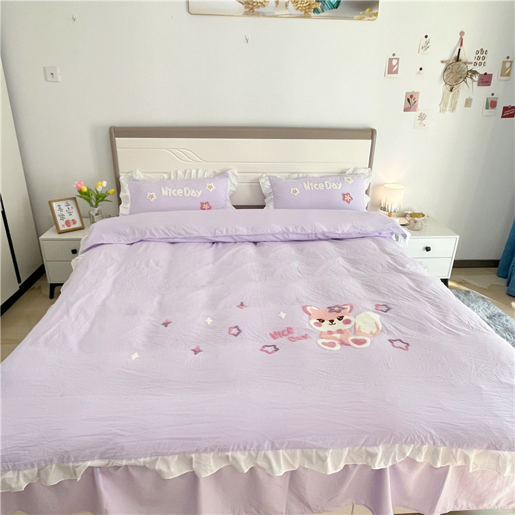 91家纺网 家纺一手货源 找家纺 泉欣家纺2024新款小精灵系列加厚水洗亲肤棉毛巾绣四件套小精灵香芋紫