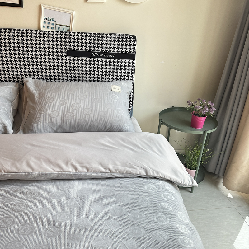 91家纺网 家纺一手货源 找家纺 金麦  2023新款冰丝华夫格四件套系列 华夫格茶花浅灰